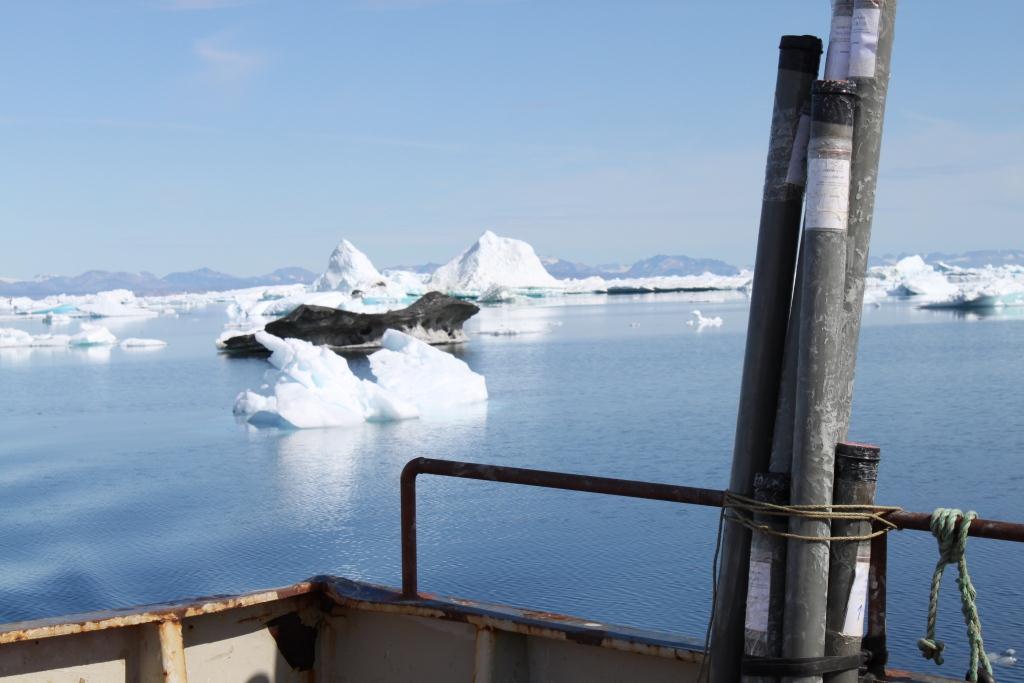 Isbjerg med sediment samt sedimentkerner